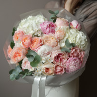 Букет с пионовидными розами, пионами и гортензией