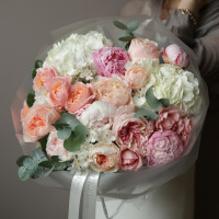 Букет с пионовидными розами, пионами и гортензией