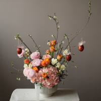 Пасхальная композиция с ранункулюсами, гортензией и пионовидными тюльпанами