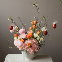 Пасхальная композиция с ранункулюсами, гортензией и пионовидными тюльпанами