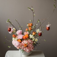 Пасхальная композиция с ранункулюсами, гортензией и пионовидными тюльпанами