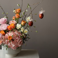 Пасхальная композиция с ранункулюсами, гортензией и пионовидными тюльпанами