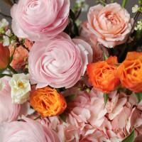 Пасхальная композиция с ранункулюсами, гортензией и пионовидными тюльпанами