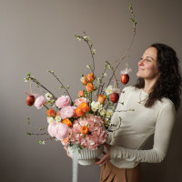 Пасхальная композиция с ранункулюсами, гортензией и пионовидными тюльпанами