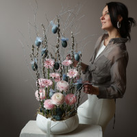 Арт-композиция с ранункулюсами, герберами, вербой и пасхальным декором