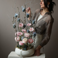 Арт-композиция с ранункулюсами, герберами, вербой и пасхальным декором