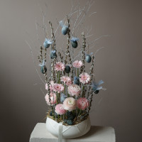 Арт-композиция с ранункулюсами, герберами, вербой и пасхальным декором