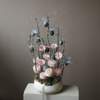 Арт-композиция с ранункулюсами, герберами, вербой и пасхальным декором