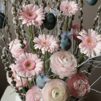 Арт-композиция с ранункулюсами, герберами, вербой и пасхальным декором