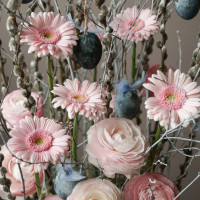 Арт-композиция с ранункулюсами, герберами, вербой и пасхальным декором