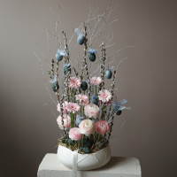 Арт-композиция с ранункулюсами, герберами, вербой и пасхальным декором