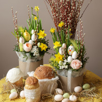 Пасхальная композиция в коробке с керамическим цыпленком