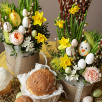 Пасхальная композиция в коробке с керамическим цыпленком