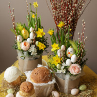 Пасхальная композиция в коробке с керамическим цыпленком