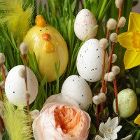 Пасхальная композиция в коробке с керамическим цыпленком