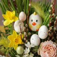 Пасхальная композиция в коробке с керамическим цыпленком