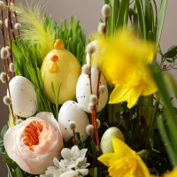 Пасхальная композиция в коробке с керамическим цыпленком