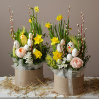 Пасхальная композиция в коробке с керамическим цыпленком