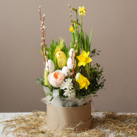 Пасхальная композиция в коробке с керамическим цыпленком