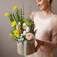 Пасхальная композиция в коробке с керамическим цыпленком