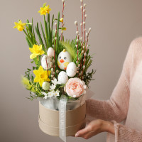 Пасхальная композиция в коробке с керамическим цыпленком