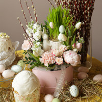 Пасхальная композиция в коробке с зайкой и яйцами