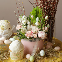 Пасхальная композиция в коробке с зайкой и яйцами