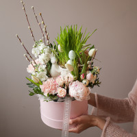 Пасхальная композиция в коробке с зайкой и яйцами