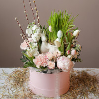 Пасхальная композиция в коробке с зайкой и яйцами