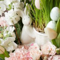 Пасхальная композиция в коробке с зайкой и яйцами