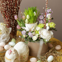 Пасхальная композиция в коробке с керамическим кролем