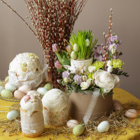 Пасхальная композиция в коробке с керамическим кролем