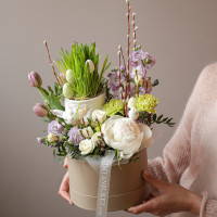 Пасхальная композиция в коробке с керамическим кролем