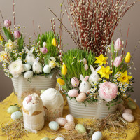 Пасхальная композиция с кроликами в кашпо