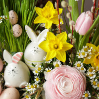Пасхальная композиция с кроликами в кашпо