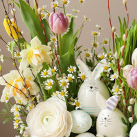 Пасхальная композиция с кроликами в кашпо