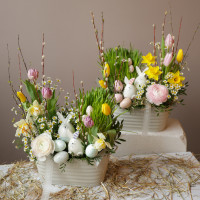 Пасхальная композиция с кроликами в кашпо
