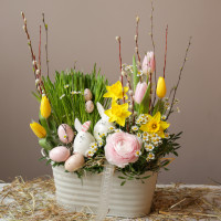 Пасхальная композиция с кроликами в кашпо