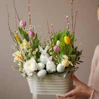 Пасхальная композиция с кроликами в кашпо