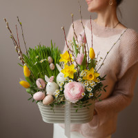 Пасхальная композиция с кроликами в кашпо