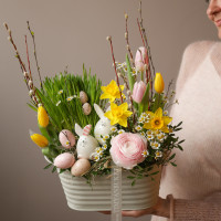 Пасхальная композиция с кроликами в кашпо