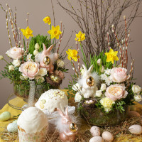 Пасхальная композиция с изящной зайкой с золотым яичком