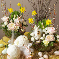 Пасхальная композиция с изящной зайкой с золотым яичком