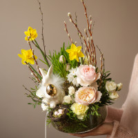 Пасхальная композиция с изящной зайкой с золотым яичком