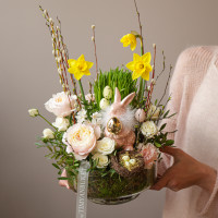 Пасхальная композиция с изящной зайкой с золотым яичком