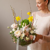 Пасхальная композиция с изящной зайкой с золотым яичком