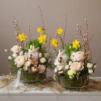 Пасхальная композиция с изящной зайкой с золотым яичком