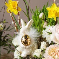 Пасхальная композиция с изящной зайкой с золотым яичком