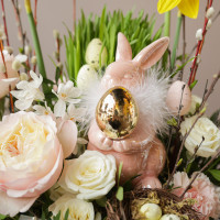 Пасхальная композиция с изящной зайкой с золотым яичком