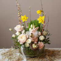 Пасхальная композиция с изящной зайкой с золотым яичком